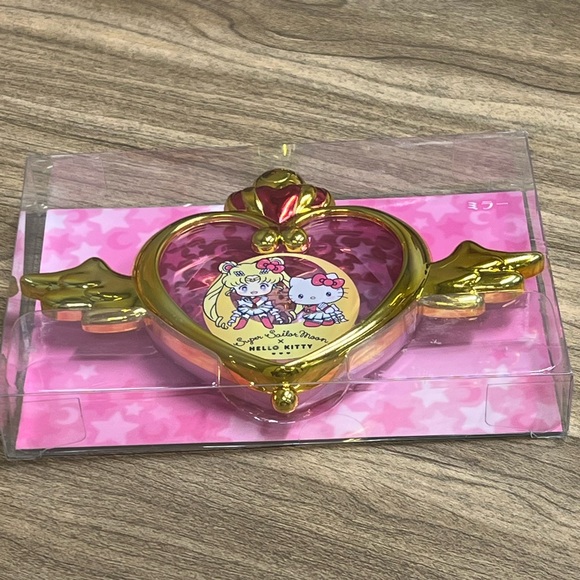 30th Anniverary Sailor Moon Eternal × Hello Kitty
Collaboration Compact Mirror - Picture 3 of 7